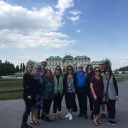 Studiengruppe vom Holocaust Education Centre Toronto in Wien, vor dem Belvedere