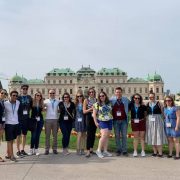 Besuchsprogramm für Young Professionals aus Toronto 2019, Gruppenfoto vor Schloss Belvedere