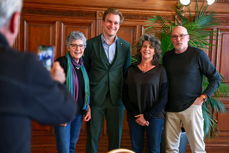 City Councillor Alexander Ackerl with siblings Susan, Wendy & Todd Fishman, children of Shoah survivor Susan Cernyak-Spatz; &copy; PID/R.Wallentin