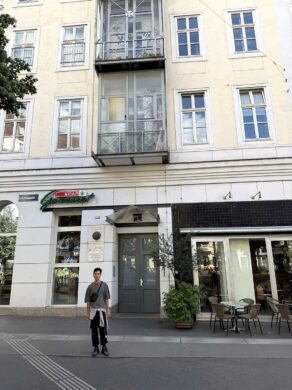 Vor dem Wohnhaus der Urgroßeltern; Foto: Eli Hochberg