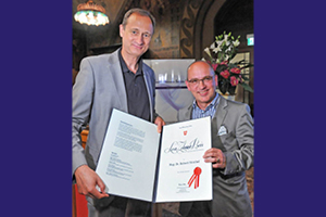 Andreas Mailath-Pokorny übergibt den Leon-Zelman-Preis an Robert Streibel