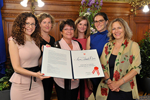 Vertreterinnen des Vereins Shalom Alaikum präsentieren die Urkunde des Leon Zelman Preises 2017