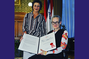 Kulturstadträtin Kaup-Hasler überreicht den Leon Zelman-Preis an Hannah Landsmann © PID/W. Schaub-Walzer